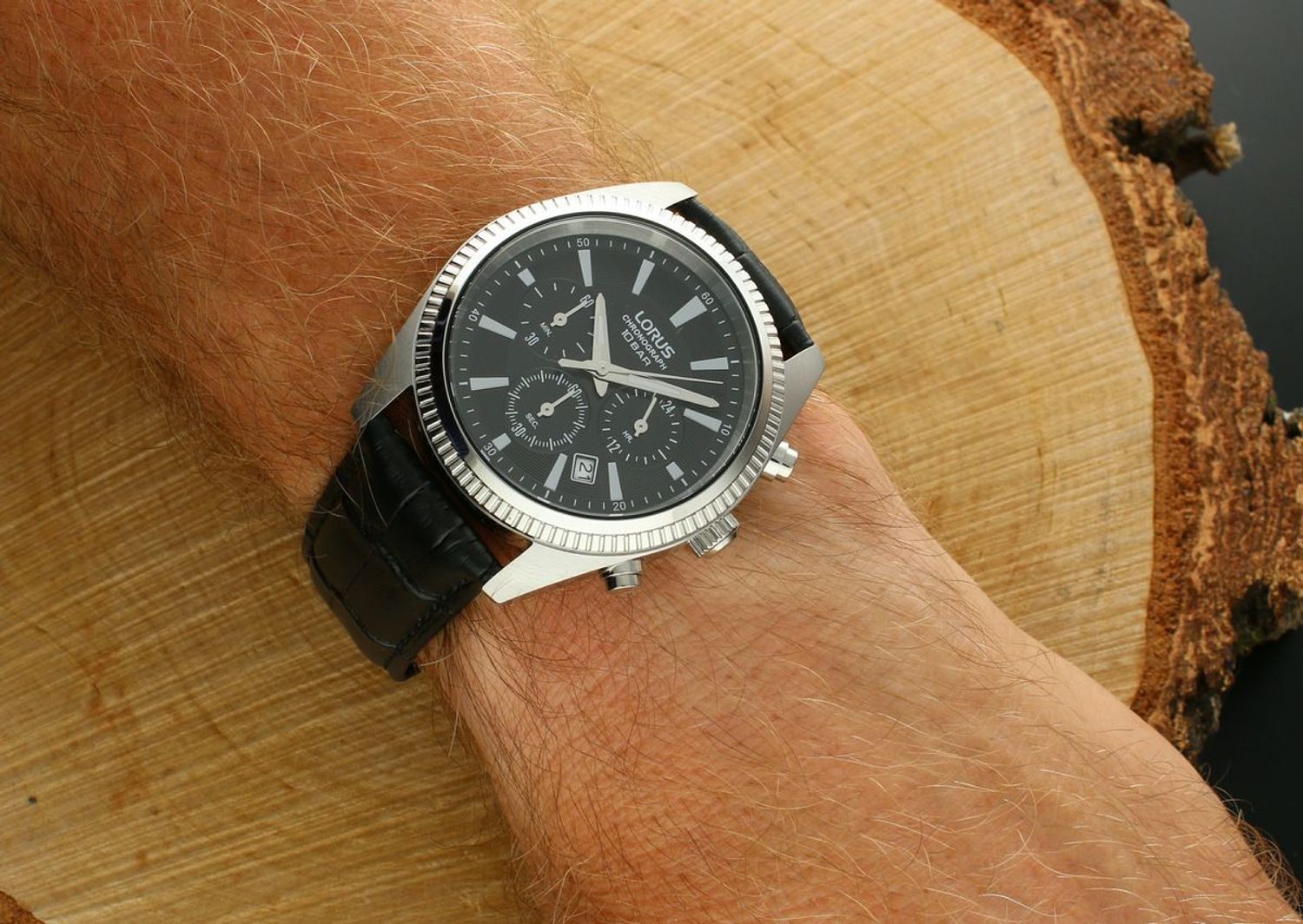 Lorus RT301LX9 to stylowy zegarek męski z czarną tarczą, chronografem i paskiem ze skóry naturalnej. Wodoszczelność 100M, mechanizm Seiko, datownik.1.webp