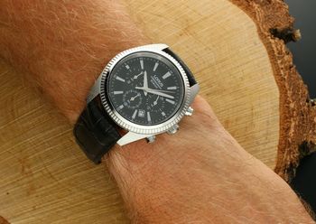 Lorus RT301LX9 to stylowy zegarek męski z czarną tarczą, chronografem i paskiem ze skóry naturalnej. Wodoszczelność 100M, mechanizm Seiko, datownik.3.jpg