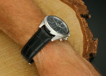 Lorus RT301LX9 to stylowy zegarek męski z czarną tarczą, chronografem i paskiem ze skóry naturalnej. Wodoszczelność 100M, mechanizm Seiko, datownik.4.jpg