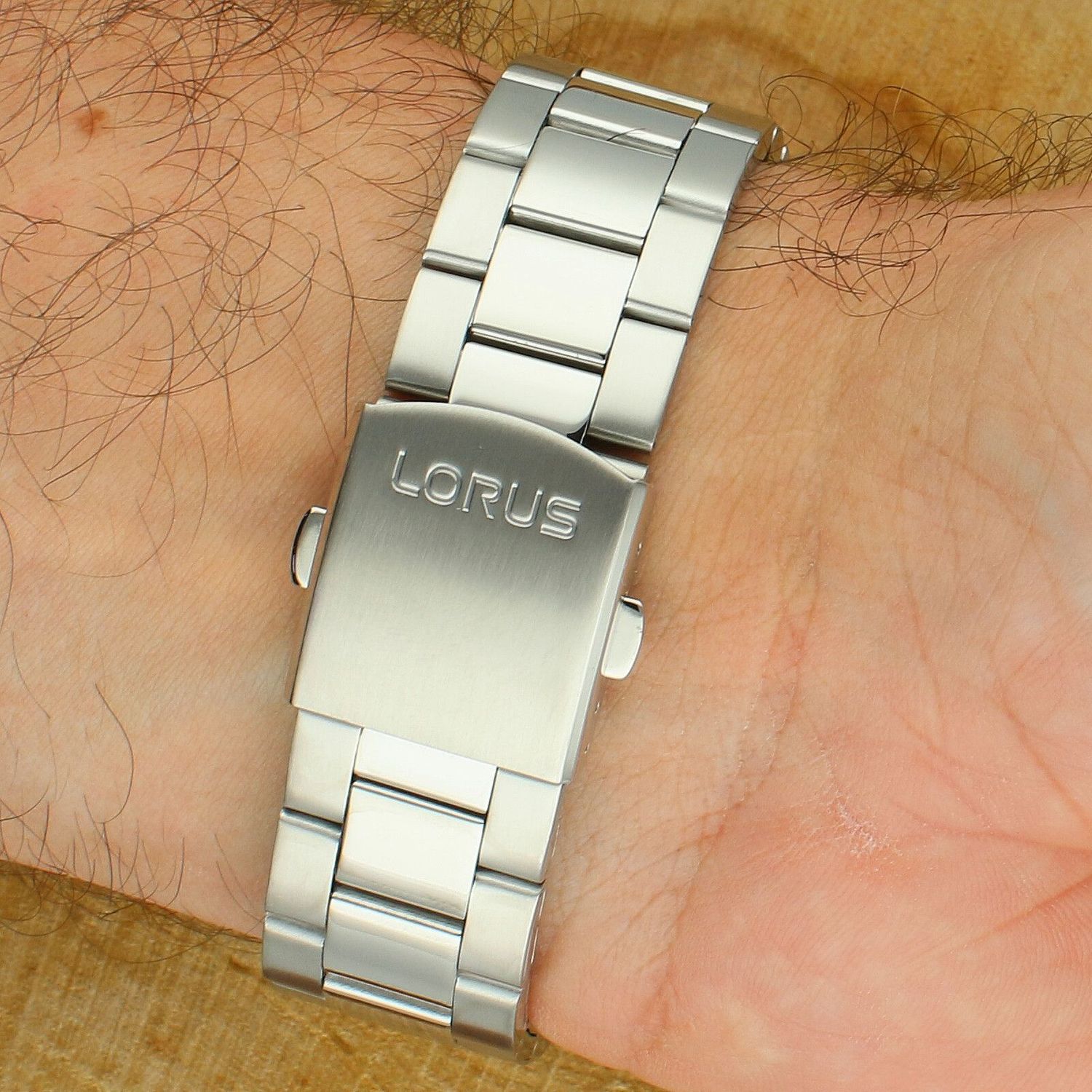 Zegarek męski Lorus Sport Chronograph RT309LX9 kwarcowy ze srebrną tarczą i stalową bransoletą.jpg