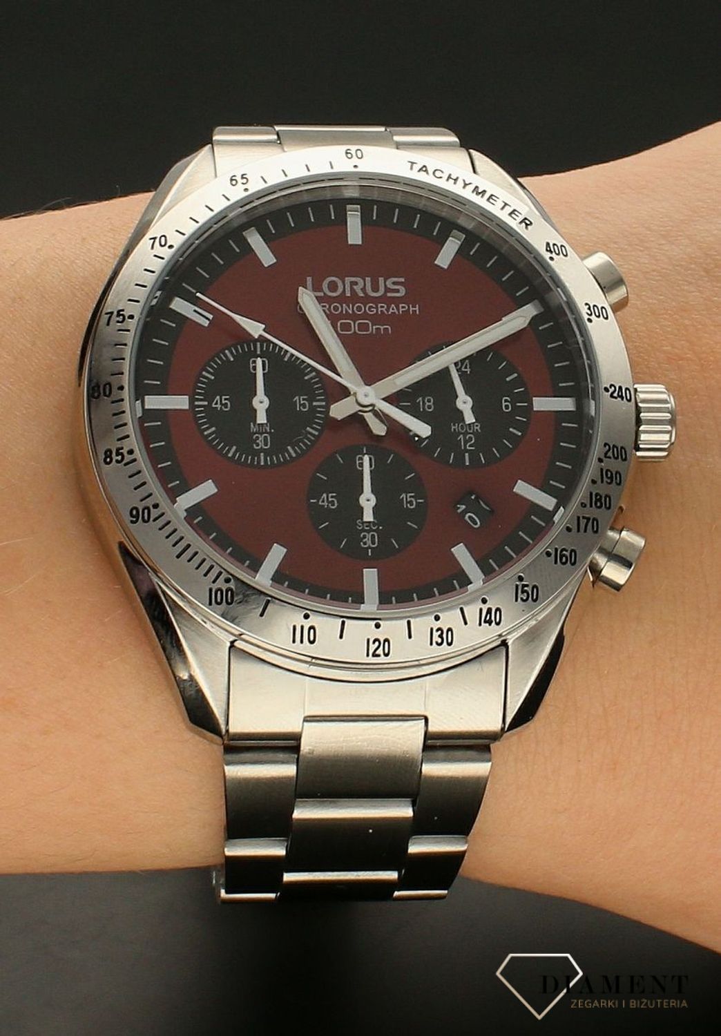 Zegarek męski Lorus Chronograph RT337HX9 wyposażony jest w kwarcowy mechanizm, zasilany za pomocą baterii. Posiada bardzo wysoką dokładność mierzenia czasu +- 10 sekund w przeciągu 30 dni..webp