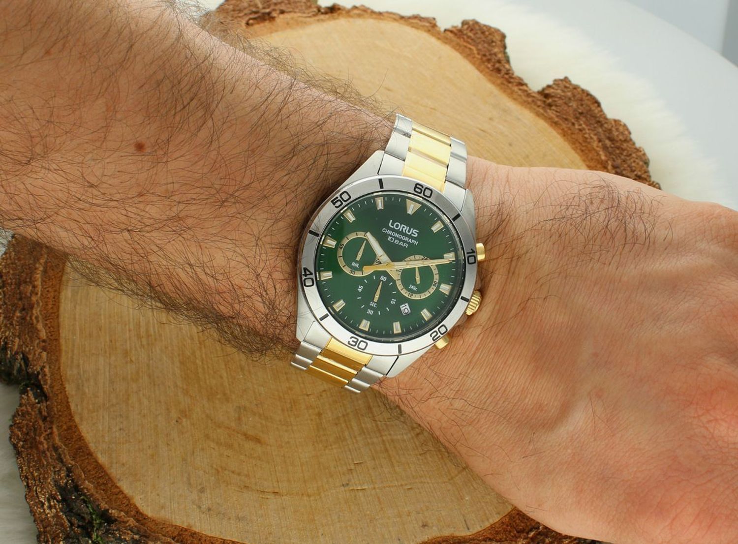 Zegarek męski Lorus na złoto-srebrnej bransolecie RT339KX9 wyposażony jest w kwarcowy mechanizm, zasilany za pomocą baterii. Posiada bardzo wysoką dokładność mierzenia czasu +- 10 sekund w przeciągu1.webp