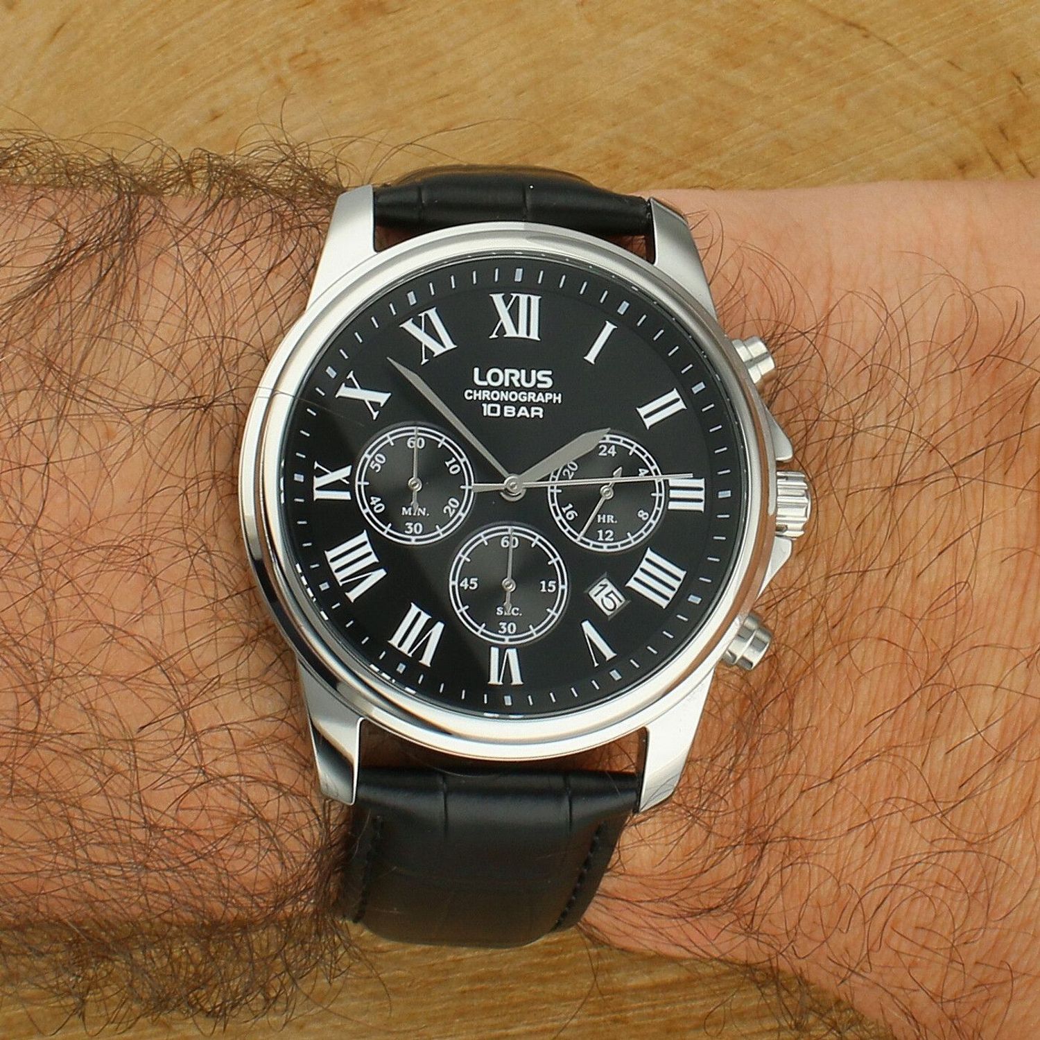 Męski zegarek Lorus RT341LX9 Classic Chronograph z mechanizmem kwarcowym, czarną tarczą z rzymskimi cyframi, skórzanym paskiem,.jpg