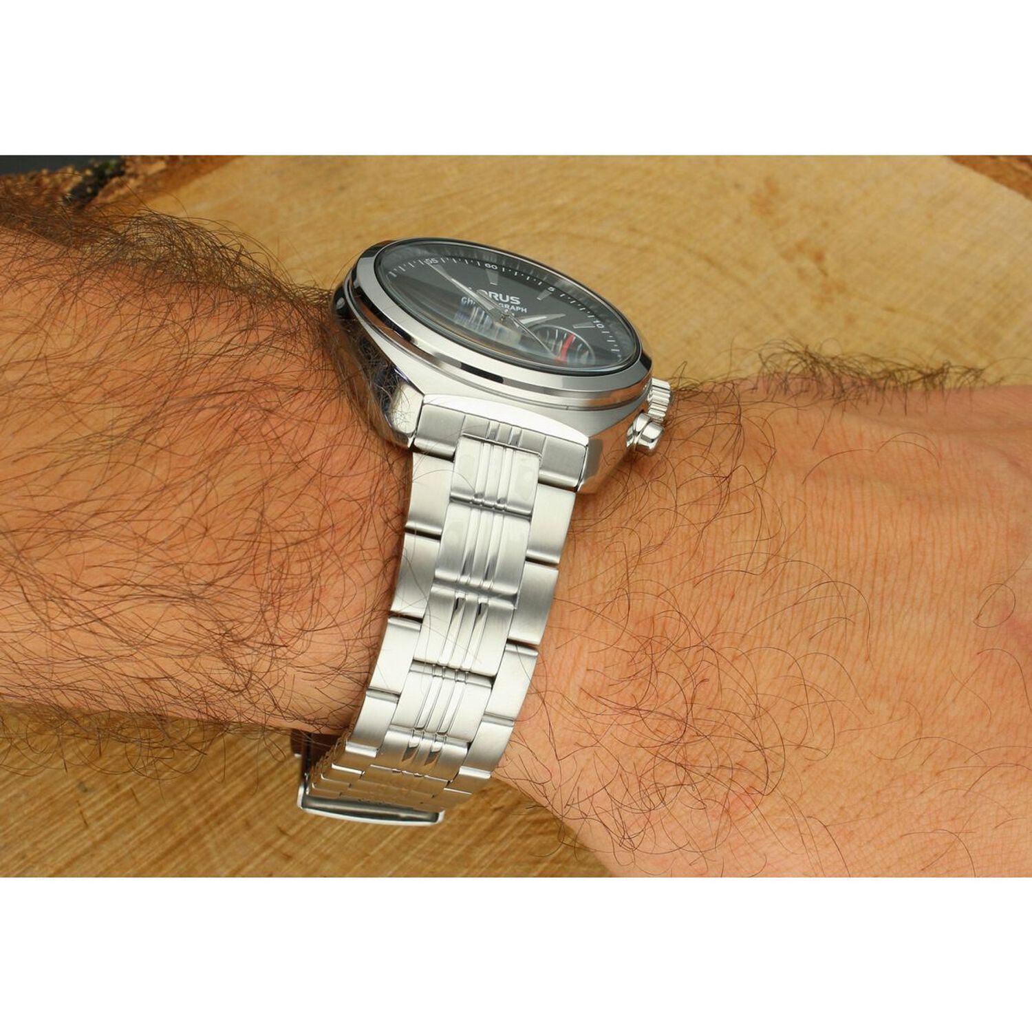 Sportowy zegarek męski Lorus RT383KX9 z mechanizmem Seiko VD53, funkcją chronografu, tachometrem, datownikiem i wodoszczelnością 100M. Elegancja i funkcjonalność na co dzień.1.jpg