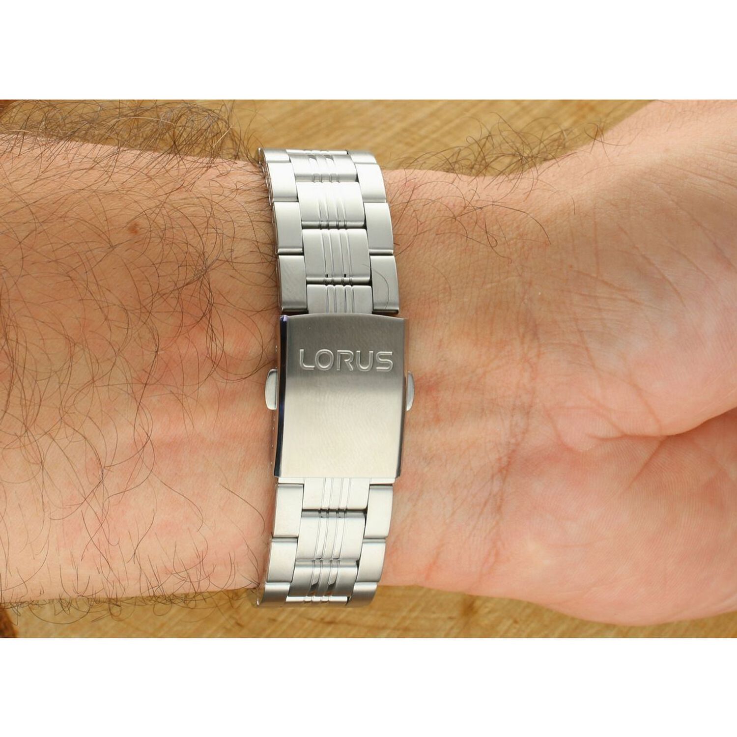 Sportowy zegarek męski Lorus RT383KX9 z mechanizmem Seiko VD53, funkcją chronografu, tachometrem, datownikiem i wodoszczelnością 100M. Elegancja i funkcjonalność na co dzień.1.jpg