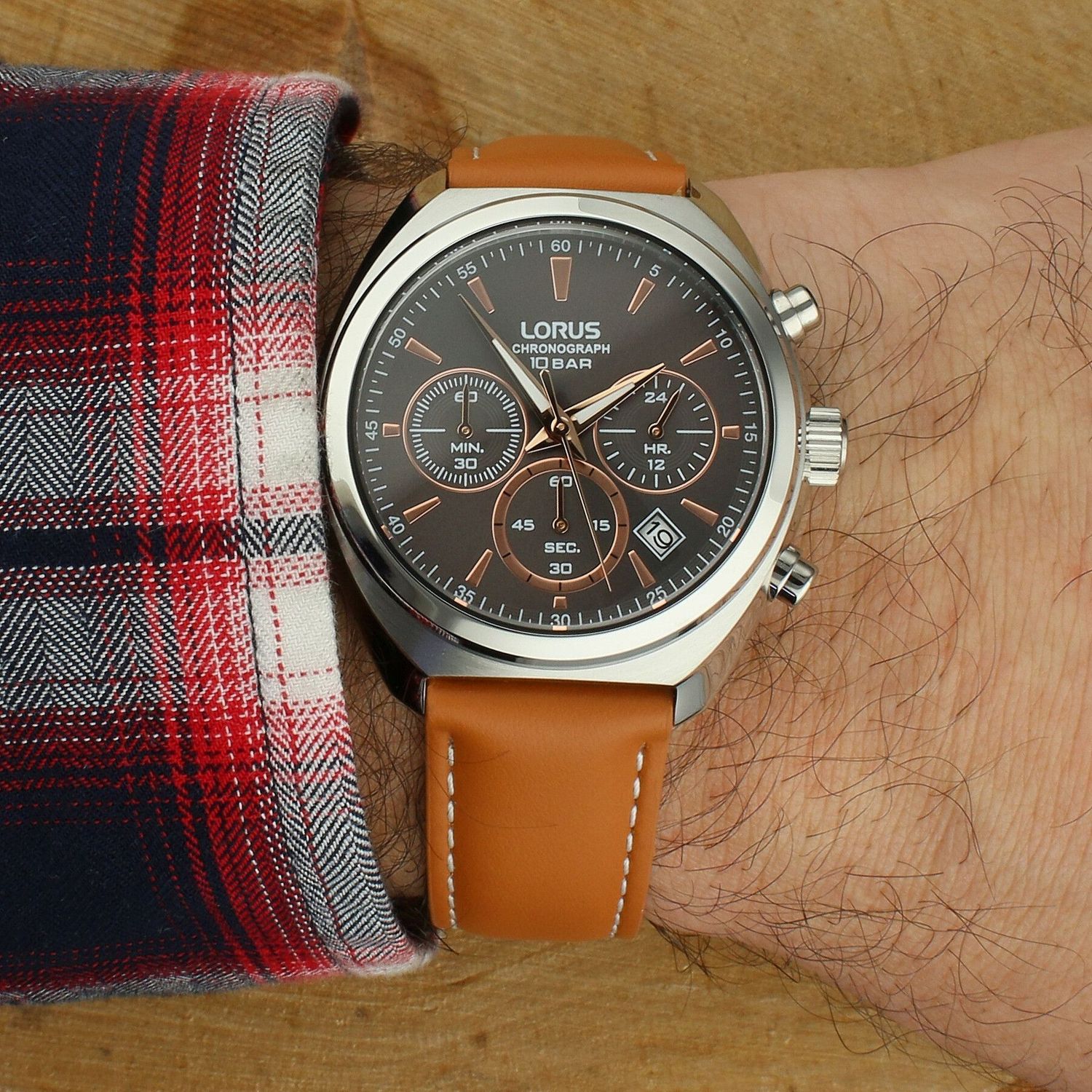 Lorus RT387KX9 to męski zegarek sportowy z mechanizmem Seiko VD53. Posiada chronograf, tachometr, czas 1224h, datownik oraz wodoszczelność 100 m. Brązowa tarcza sunburst, szkło mineralne i stalowa koperta.1.jpg