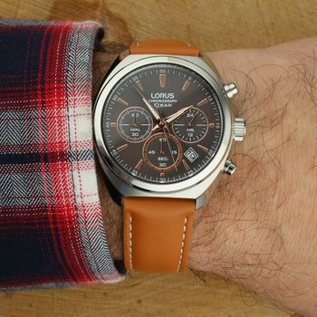 Lorus RT387KX9 to męski zegarek sportowy z mechanizmem Seiko VD53. Posiada chronograf, tachometr, czas 1224h, datownik oraz wodoszczelność 100 m. Brązowa tarcza sunburst, szkło mineralne i stalowa koperta.2.jpg