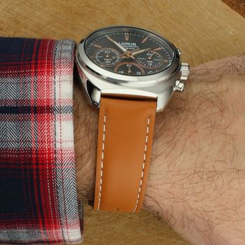 Lorus RT387KX9 to męski zegarek sportowy z mechanizmem Seiko VD53. Posiada chronograf, tachometr, czas 1224h, datownik oraz wodoszczelność 100 m. Brązowa tarcza sunburst, szkło mineralne i stalowa koperta.3.jpg