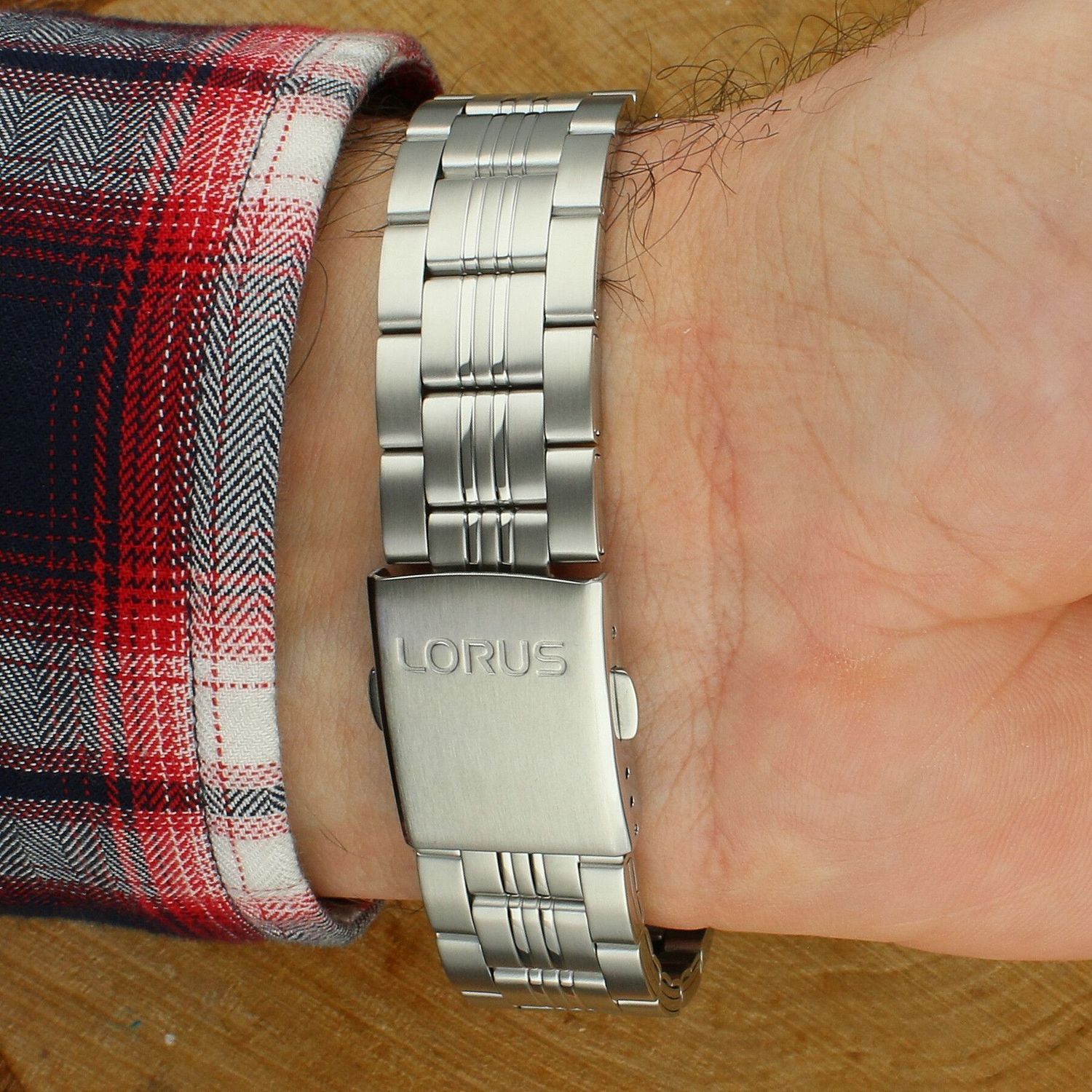 Lorus RT393KX9 to męski zegarek sportowy z zieloną tarczą, mechanizmem kwarcowym, chronografem, tachometrem, trybem 1224h i datownikiem. Stalowa koperta, szkło mineralne oraz wodoszczelność 10 ATM (100 m).1.jpg