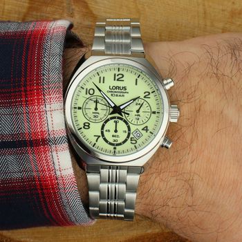 Lorus RT393KX9 to męski zegarek sportowy z zieloną tarczą, mechanizmem kwarcowym, chronografem, tachometrem, trybem 1224h i datownikiem. Stalowa koperta, szkło mineralne oraz wodoszczelność 10 ATM (100 m).2.jpg