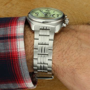 Lorus RT393KX9 to męski zegarek sportowy z zieloną tarczą, mechanizmem kwarcowym, chronografem, tachometrem, trybem 1224h i datownikiem. Stalowa koperta, szkło mineralne oraz wodoszczelność 10 ATM (100 m).3.jpg