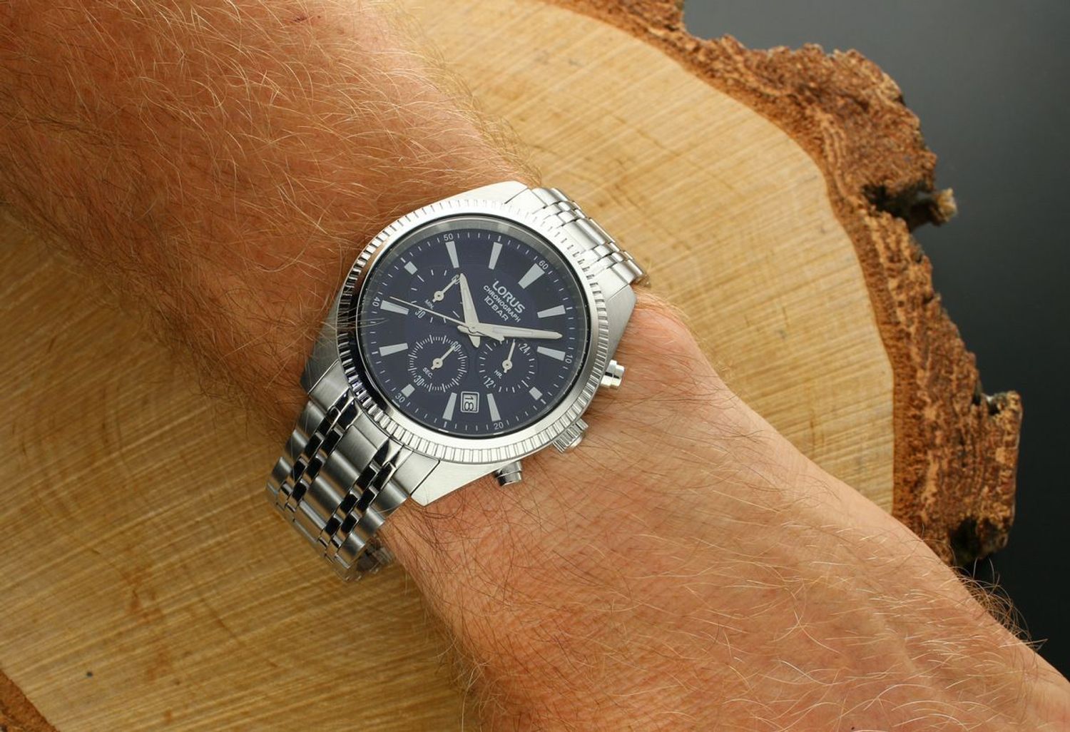 Męski zegarek Lorus RT395KX9 z granatową tarczą, chronografem i WR100. Mechanizm Seiko VD53, stalowa bransoleta, szkło mineralne, 2 lata gwarancji.1.webp