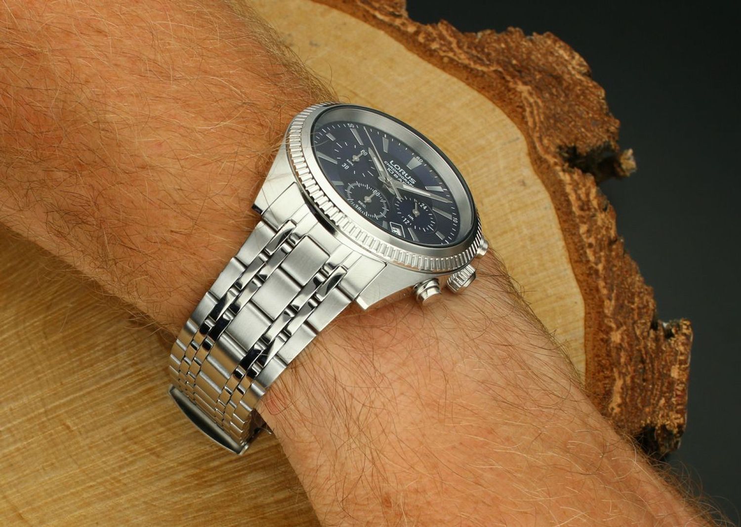 Męski zegarek Lorus RT395KX9 z granatową tarczą, chronografem i WR100. Mechanizm Seiko VD53, stalowa bransoleta, szkło mineralne, 2 lata gwarancji.1.webp