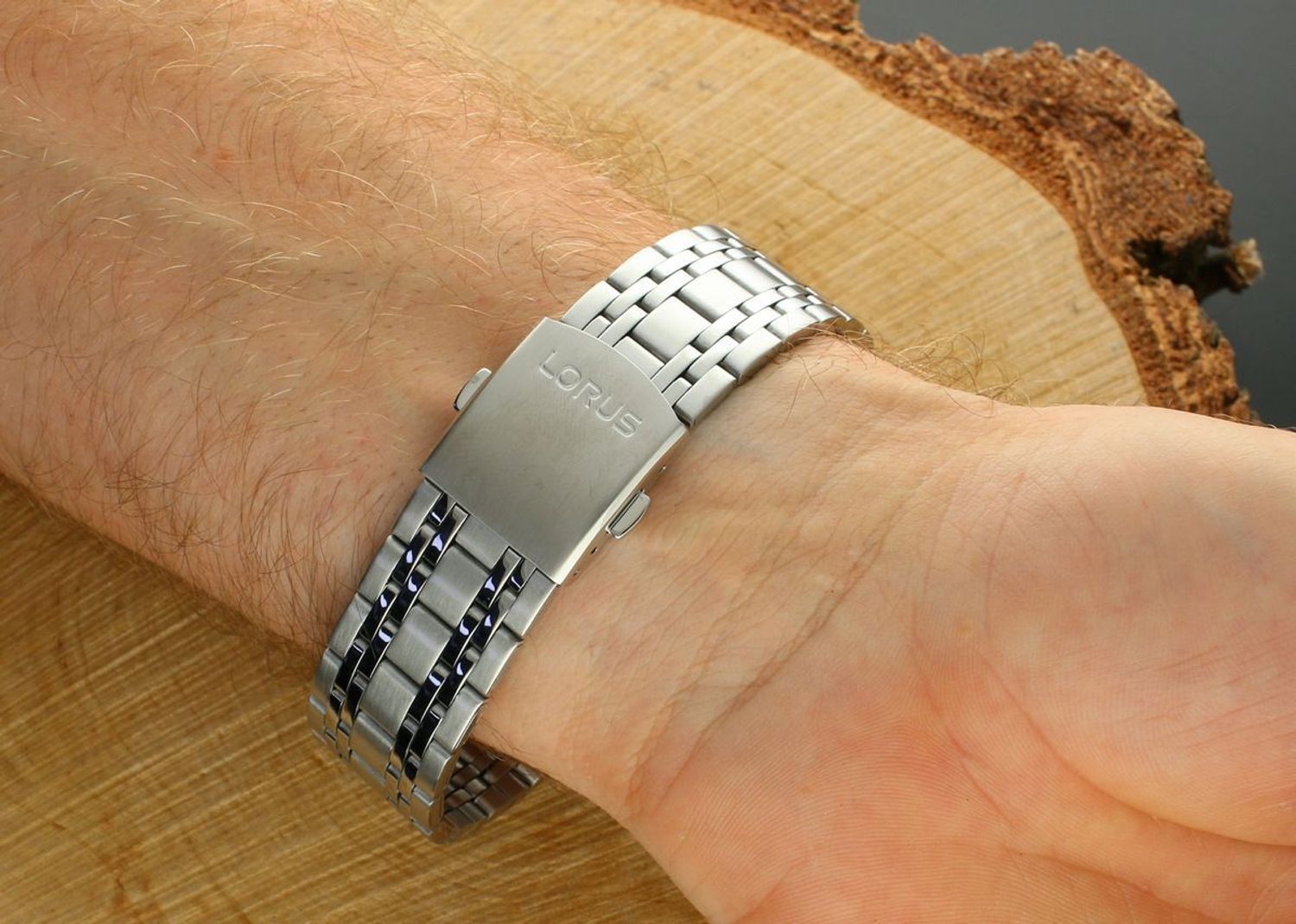 Męski zegarek Lorus RT395KX9 z granatową tarczą, chronografem i WR100. Mechanizm Seiko VD53, stalowa bransoleta, szkło mineralne, 2 lata gwarancji.1.webp