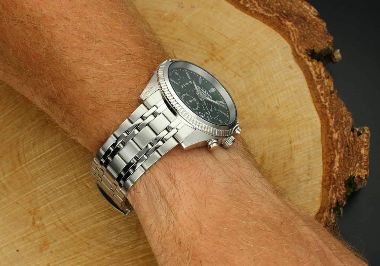 Sportowy zegarek męski Lorus RT397KX9 z zieloną tarczą, chronografem, WR100 i stalową bransoletą. Japoński mechanizm kwarcowy, bezpłatna dostawa.1.jpg