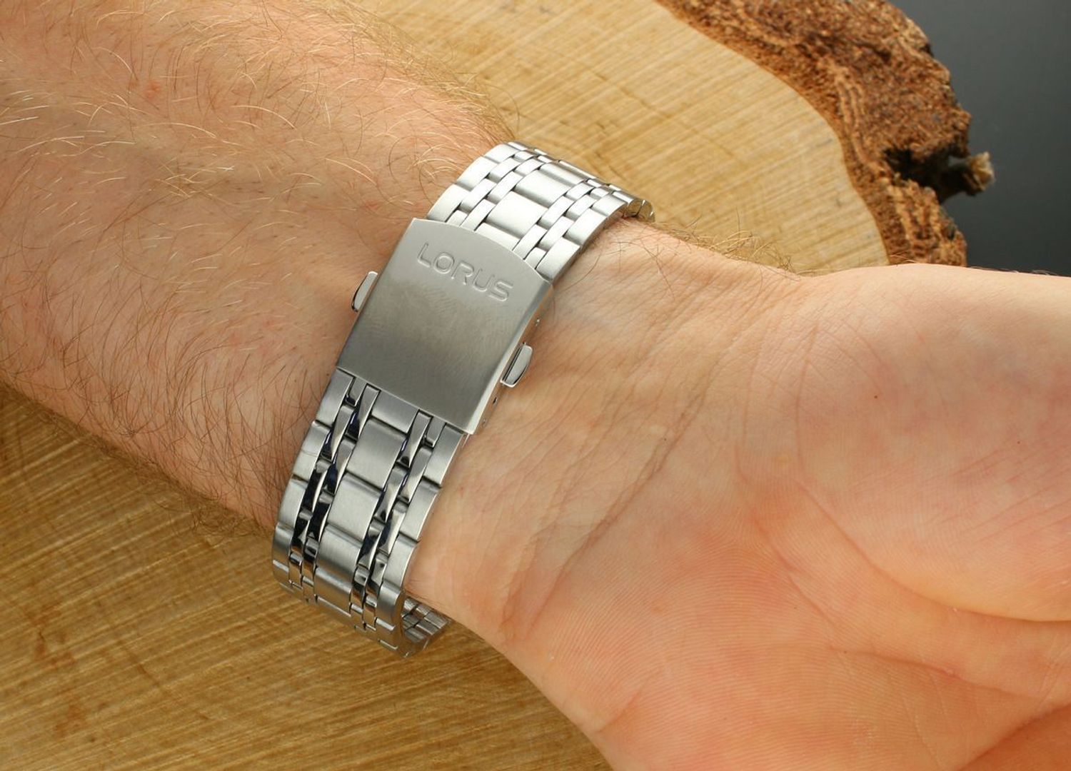 Sportowy zegarek męski Lorus RT397KX9 z zieloną tarczą, chronografem, WR100 i stalową bransoletą. Japoński mechanizm kwarcowy, bezpłatna dostawa.1.jpg