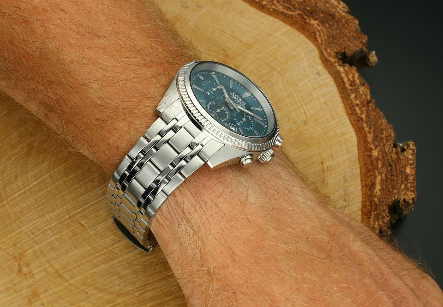 Stylowy zegarek Lorus RT399KX9 z niebieską tarczą, chronografem i datownikiem. Niezawodny mechanizm kwarcowy, stalowa bransoleta, WR – do pływania.1.jpg