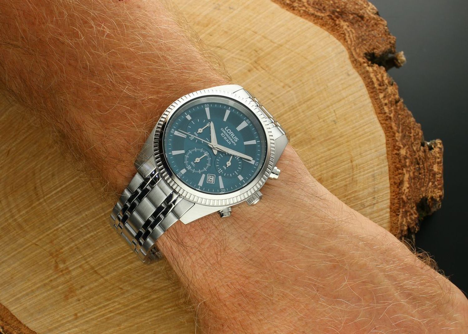 Stylowy zegarek Lorus RT399KX9 z niebieską tarczą, chronografem i datownikiem. Niezawodny mechanizm kwarcowy, stalowa bransoleta, WR – do pływania.1.jpg