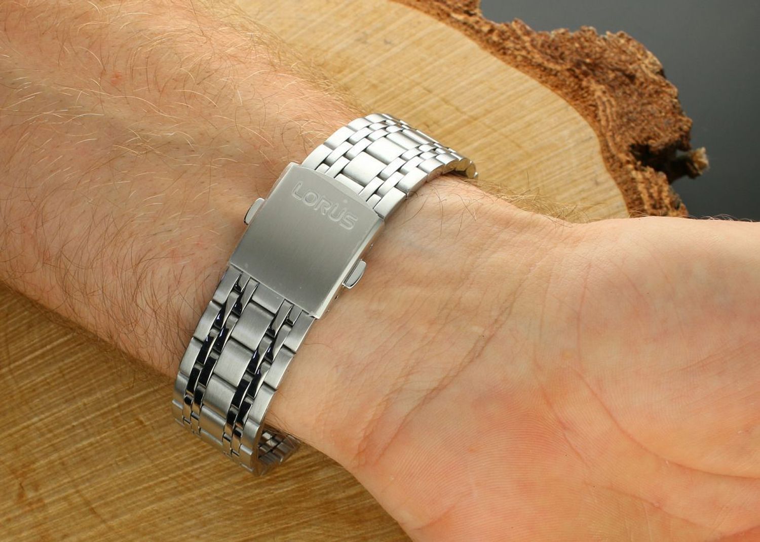 Stylowy zegarek Lorus RT399KX9 z niebieską tarczą, chronografem i datownikiem. Niezawodny mechanizm kwarcowy, stalowa bransoleta, WR – do pływania.1.jpg