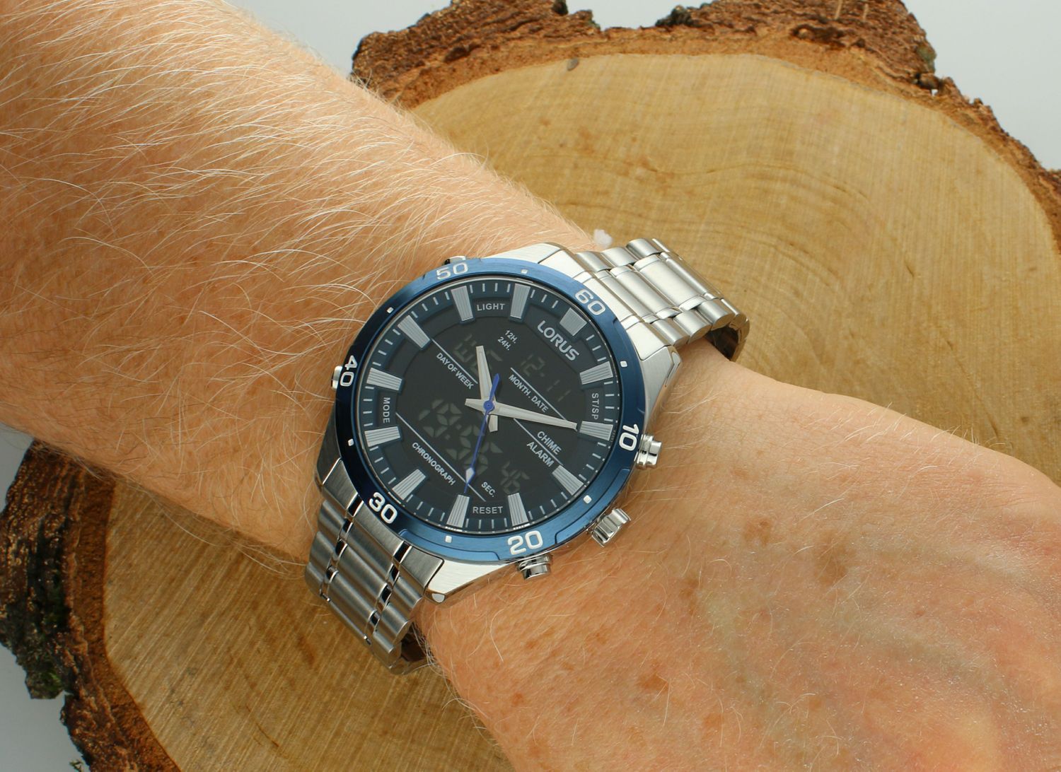 Zegarek LORUS RW647AX9 Złoty zegarek męski na bransolecie wykonanej ze stali wysokiej jakości. Analogowo- cyfrowy cyferblat w kolorze czarnym w połączeniu ze srebrnym kolorem bransolety i koperty, prezentuje się.jpg