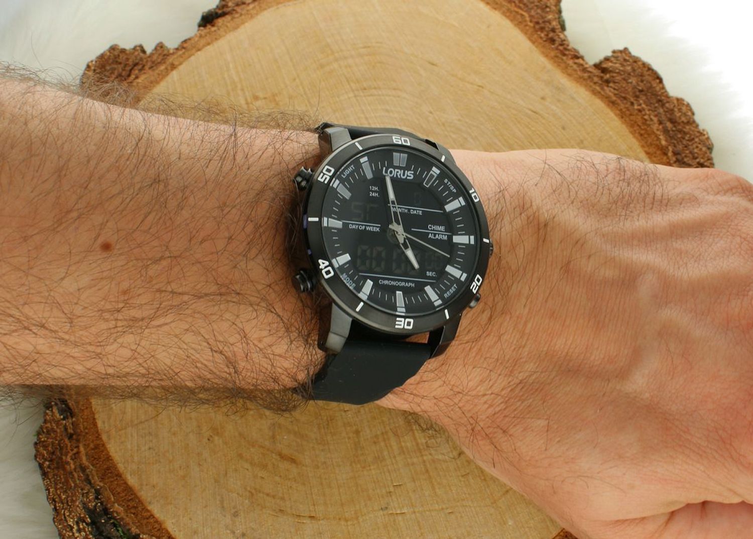 Zegarek męski na pasku gumowym wykonany z wysokiej jakości. Analogowo- cyfrowy cyferblat w kolorze czarnym, prezentuje się nadzwyczaj nowocześnie i modnie. kwarcowy mechanizm, zasilany za pomocą 1.jpg