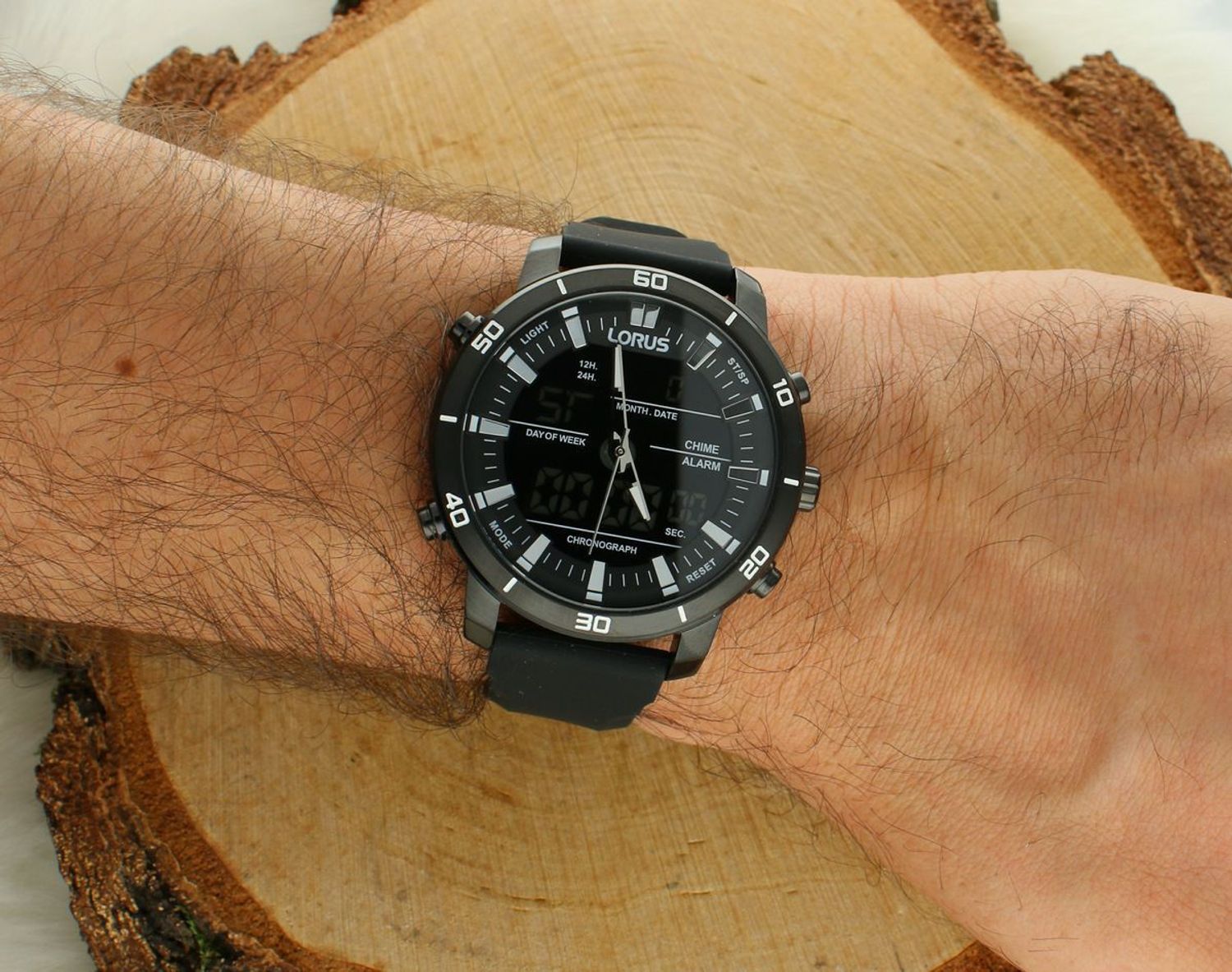 Zegarek męski na pasku gumowym wykonany z wysokiej jakości. Analogowo- cyfrowy cyferblat w kolorze czarnym, prezentuje się nadzwyczaj nowocześnie i modnie. kwarcowy mechanizm, zasilany za pomocą 1.jpg