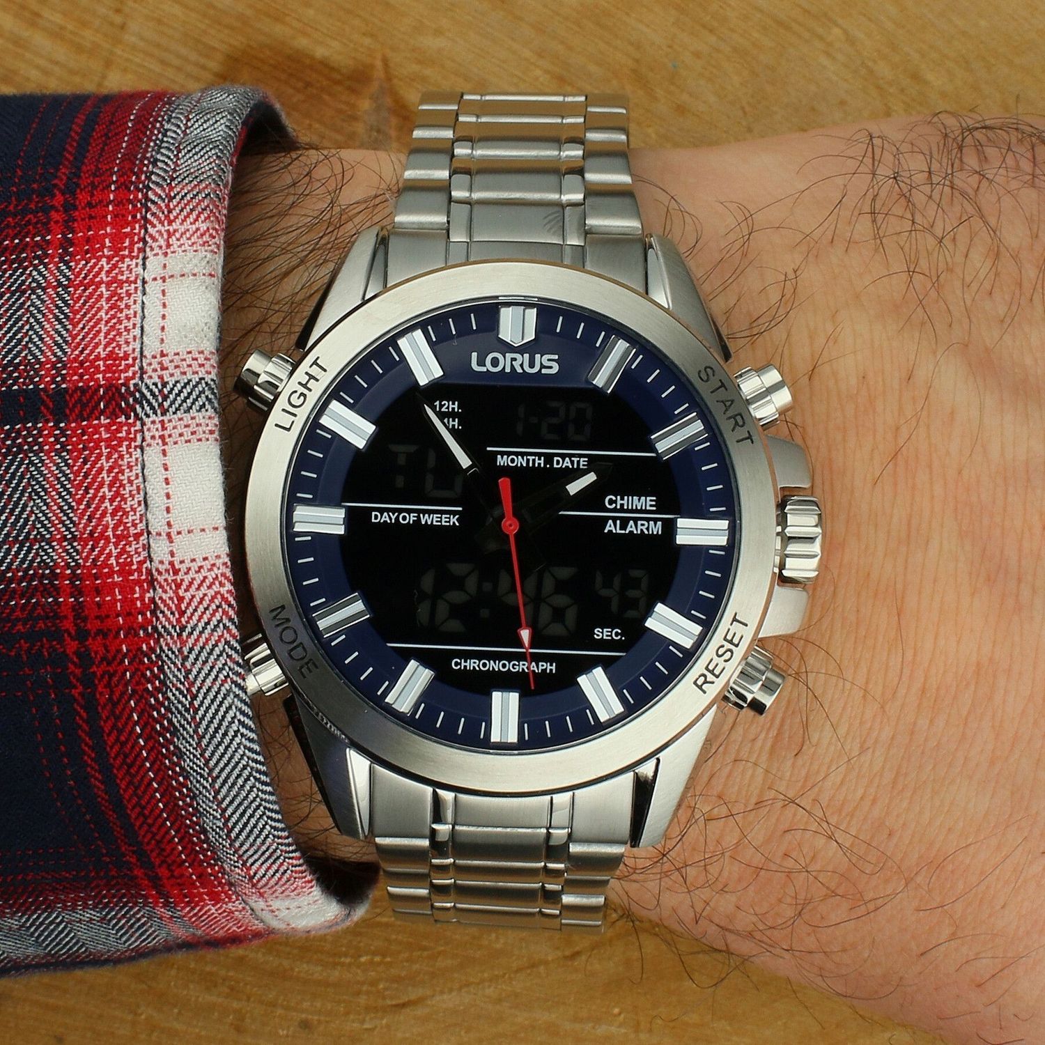 Lorus RW665AX9 Sports Digital to stalowy zegarek z mechanizmem kwarcowym Seiko, szkłem mineralnym, podświetleniem, alarmem, chronografem i rozbudowanym kalendarzem. Wodoszczelność 100 m (10 bar) – idealny do pływania.1.jpg