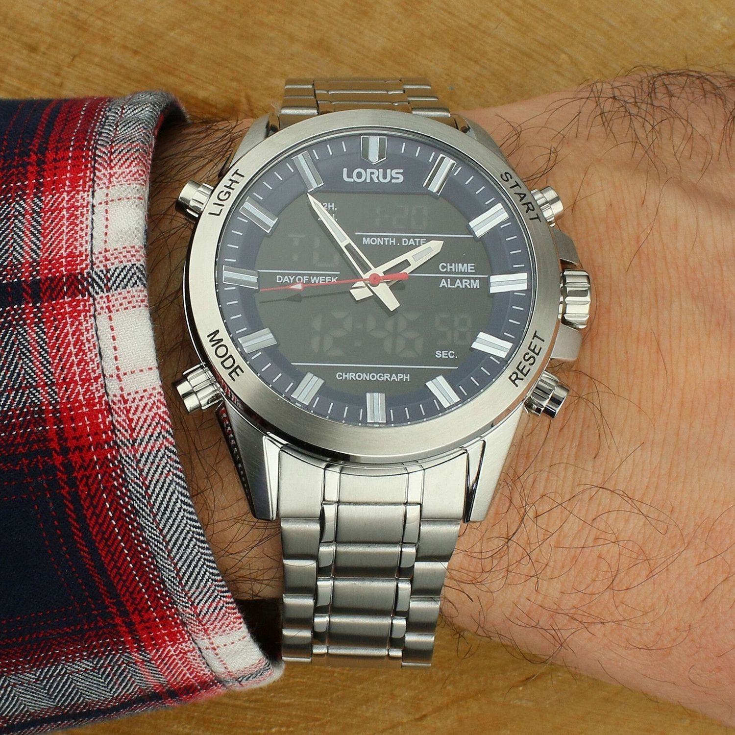 Lorus RW665AX9 Sports Digital to stalowy zegarek z mechanizmem kwarcowym Seiko, szkłem mineralnym, podświetleniem, alarmem, chronografem i rozbudowanym kalendarzem. Wodoszczelność 100 m (10 bar) – idealny do pływania.1.jpg