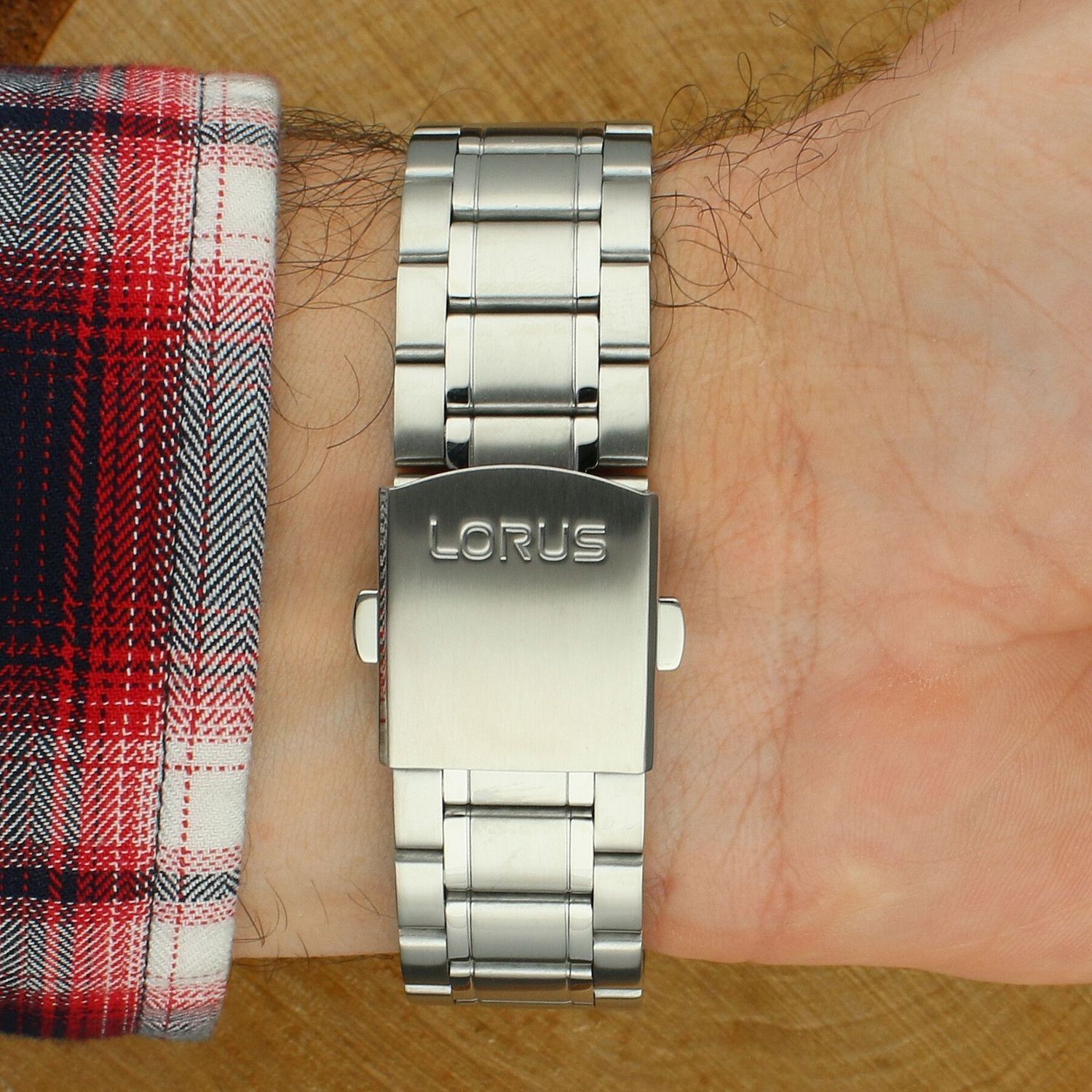 Lorus RW665AX9 Sports Digital to stalowy zegarek z mechanizmem kwarcowym Seiko, szkłem mineralnym, podświetleniem, alarmem, chronografem i rozbudowanym kalendarzem. Wodoszczelność 100 m (10 bar) – idealny do pływania.1.jpg