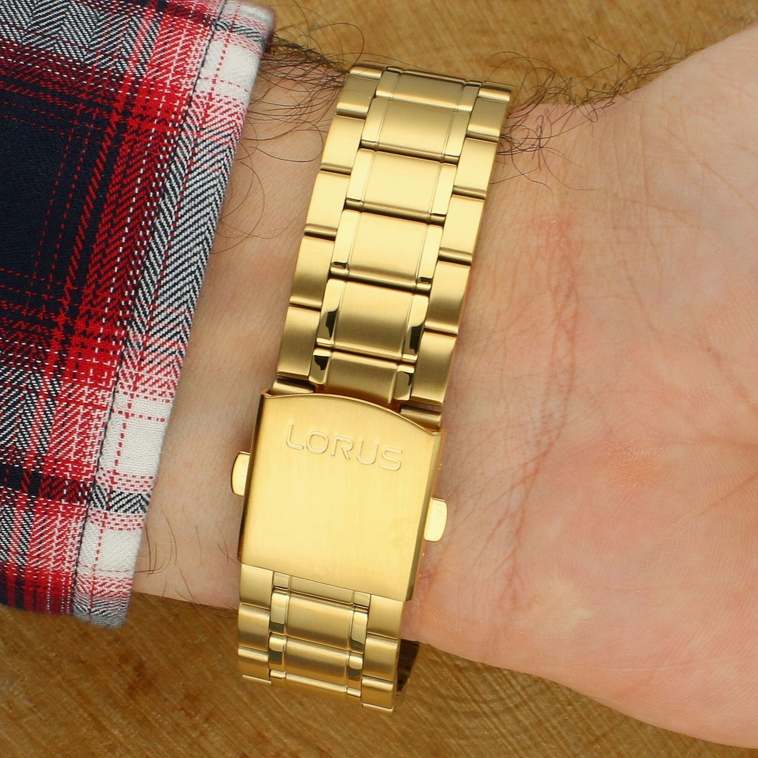 Lorus RW668AX9 to zegarek analogowo-cyfrowy z podświetleniem, alarmem, stoperem, datownikiem i trybem 1224h. Złota stalowa koperta i bransoleta PVD, szkło mineralne oraz wodoszczelność 10 ATM (100 m).1.jpg