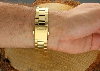 Stylowy zegarek męski Lorus RX356AX9 w złotym kolorze. Solarny mechanizm, stal 316L, wysoka wodoszczelność 10 ATM i klasyczny design – idealny na prezent! (1).jpg