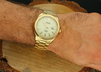 Stylowy zegarek męski Lorus RX356AX9 w złotym kolorze. Solarny mechanizm, stal 316L, wysoka wodoszczelność 10 ATM i klasyczny design – idealny na prezent! (2).jpg