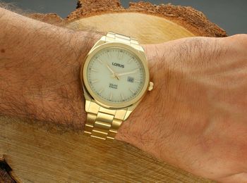 Stylowy zegarek męski Lorus RX356AX9 w złotym kolorze. Solarny mechanizm, stal 316L, wysoka wodoszczelność 10 ATM i klasyczny design – idealny na prezent! (3).jpg