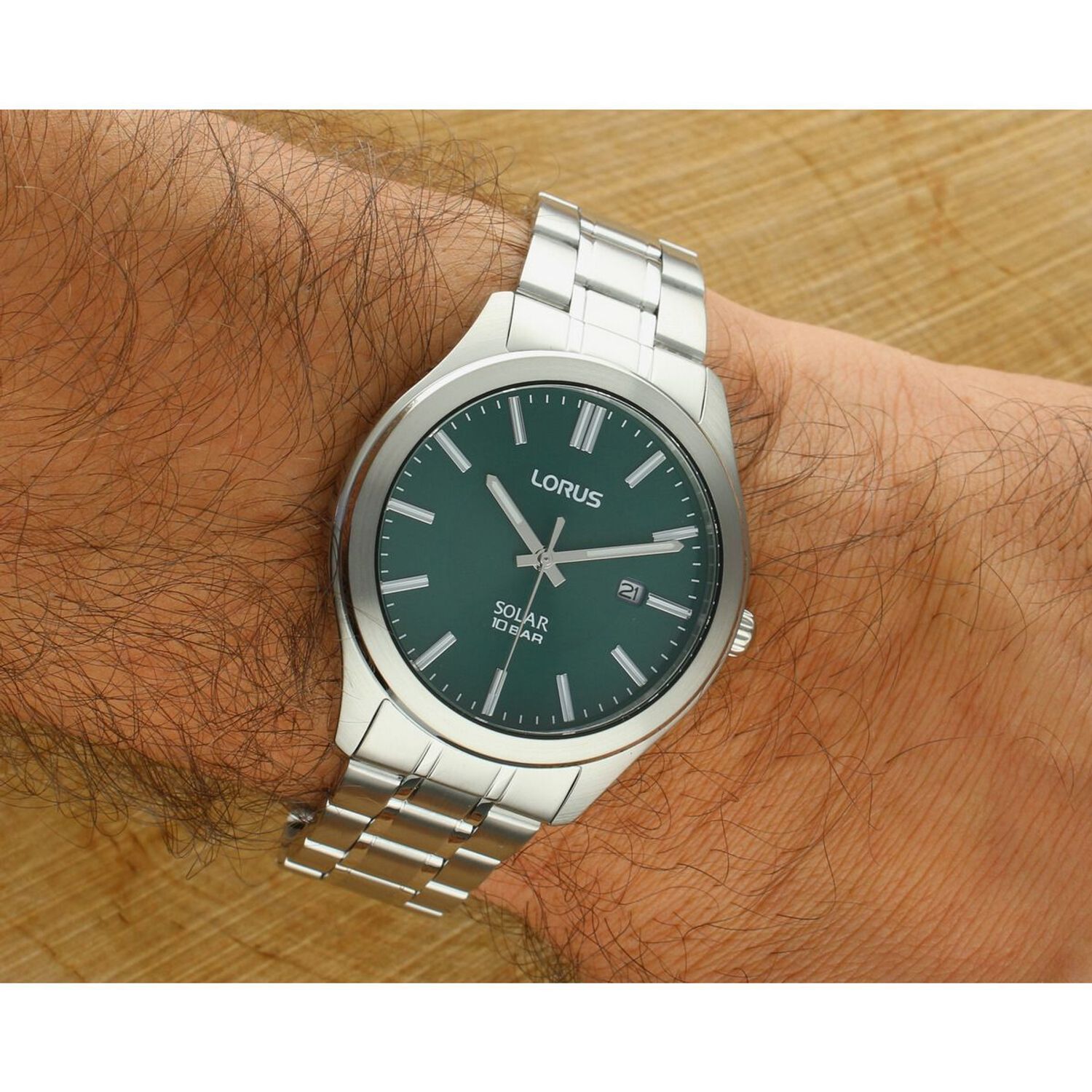 Stylowy zegarek męski Lorus RX391AX9 z zieloną tarczą, mechanizmem solarnym Seiko Epson, datownikiem i bransoletą stalową. Wodoszczelność 100M, szkło mineralne, zakręcany dekiel.1.jpg