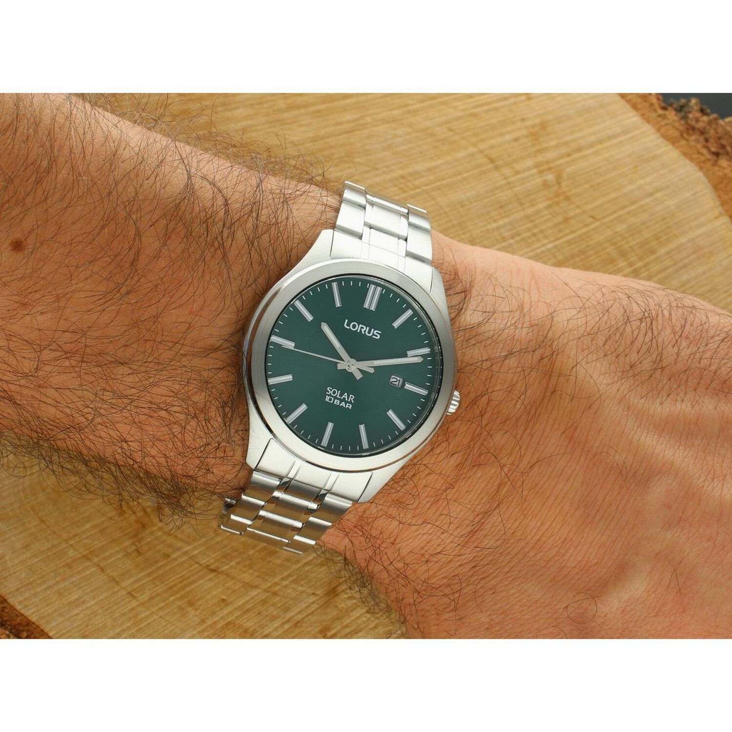 Stylowy zegarek męski Lorus RX391AX9 z zieloną tarczą, mechanizmem solarnym Seiko Epson, datownikiem i bransoletą stalową. Wodoszczelność 100M, szkło mineralne, zakręcany dekiel.1.jpg