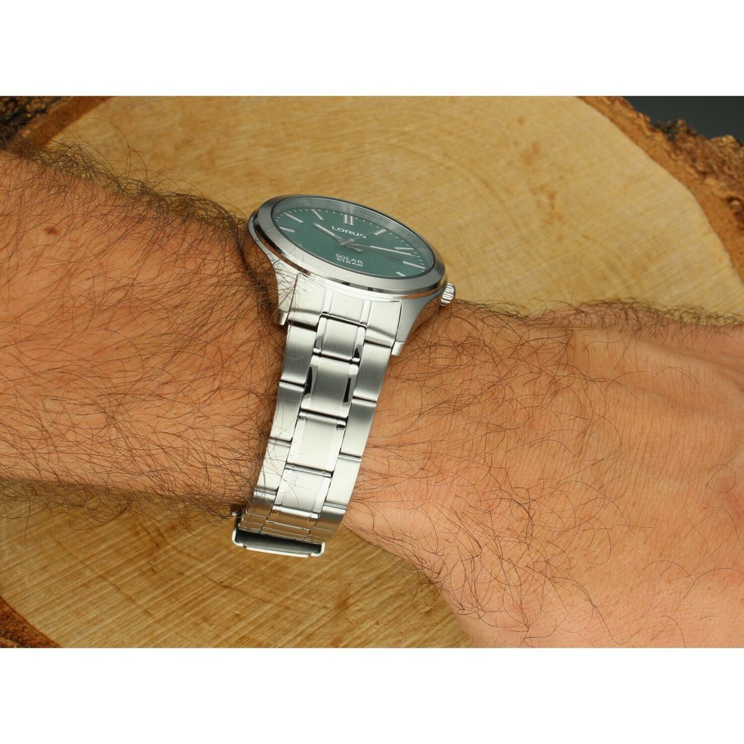 Stylowy zegarek męski Lorus RX391AX9 z zieloną tarczą, mechanizmem solarnym Seiko Epson, datownikiem i bransoletą stalową. Wodoszczelność 100M, szkło mineralne, zakręcany dekiel.1.jpg