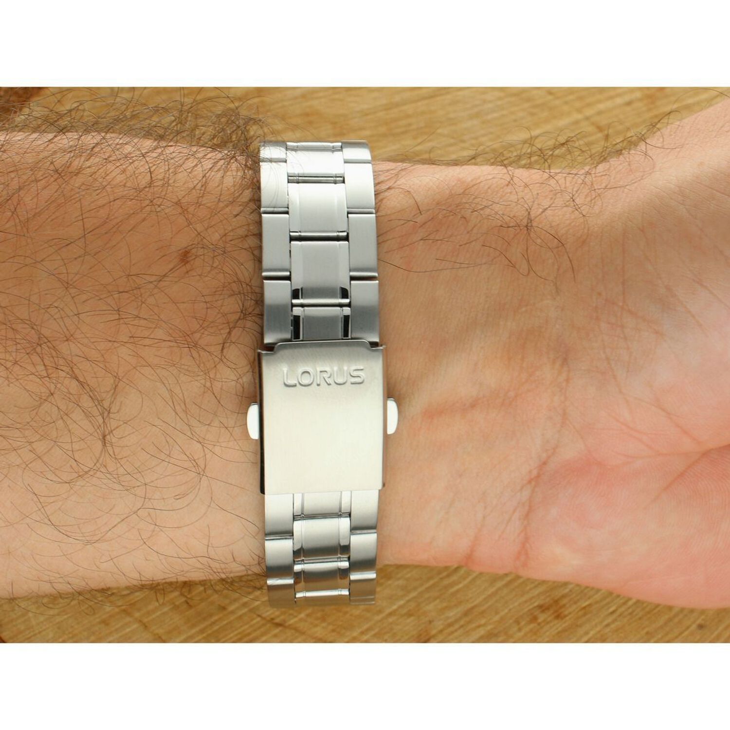 Stylowy zegarek męski Lorus RX391AX9 z zieloną tarczą, mechanizmem solarnym Seiko Epson, datownikiem i bransoletą stalową. Wodoszczelność 100M, szkło mineralne, zakręcany dekiel.1.jpg