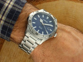 Zegarek męski Lorus RX397AX9 z mechanizmem solarnym Seiko Epson, stalową kopertą i bransoletą, niebieską tarczą ze szlifem słonecznym, luminescencyjnymi wskazówkami oraz wodoszczelnością 100 m.2.jpg