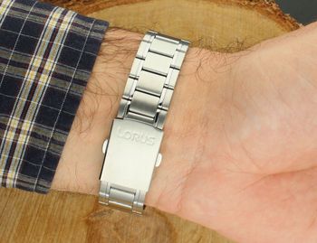 Zegarek męski Lorus RX397AX9 z mechanizmem solarnym Seiko Epson, stalową kopertą i bransoletą, niebieską tarczą ze szlifem słonecznym, luminescencyjnymi wskazówkami oraz wodoszczelnością 100 m.3.jpg