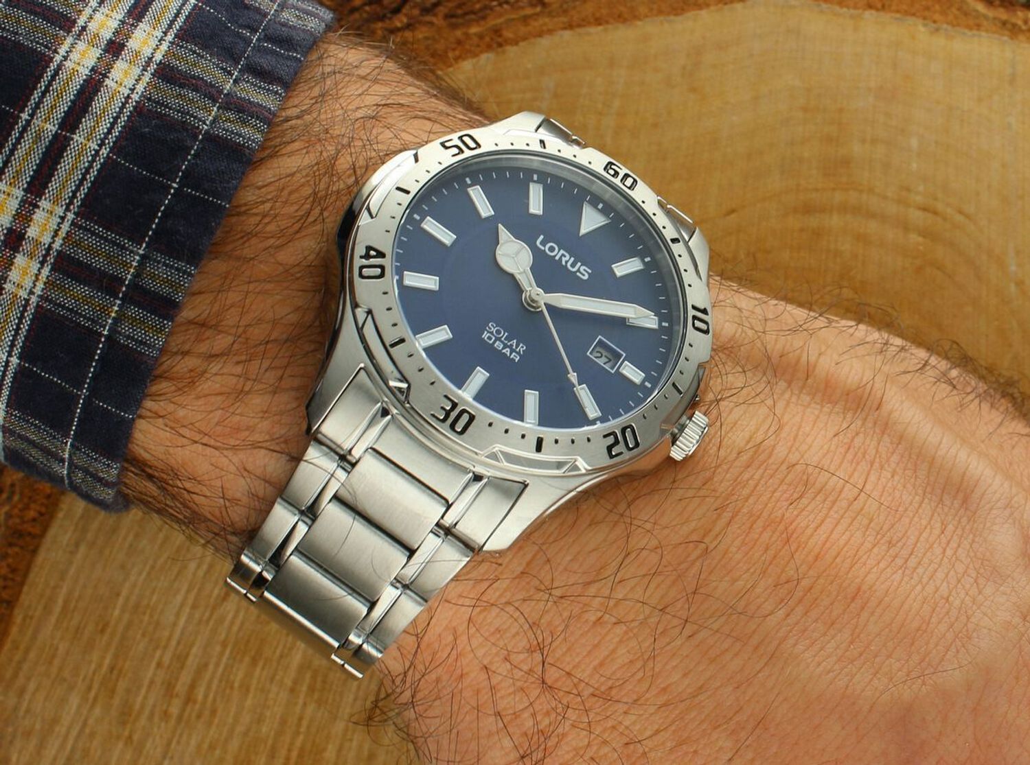 Zegarek męski Lorus RX397AX9 z mechanizmem solarnym Seiko Epson, stalową kopertą i bransoletą, niebieską tarczą ze szlifem słonecznym, luminescencyjnymi wskazówkami oraz wodoszczelnością 1.jpg