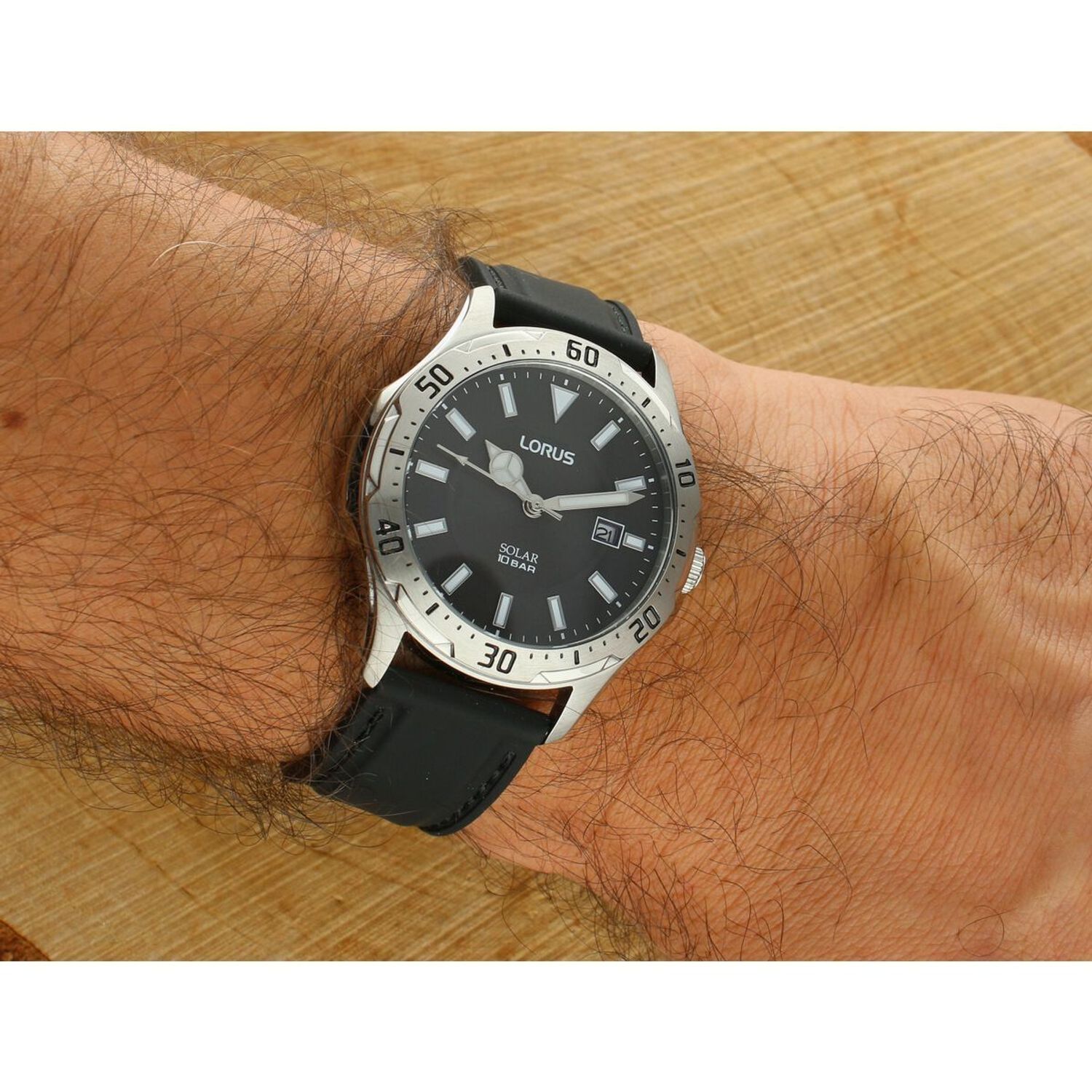 Elegancki zegarek Lorus RX399AX9 z napędem solarnym, czarną tarczą, stalową kopertą i paskiem. Wodoszczelność 100M, datownik i luminescencyjne indeksy – styl i technologia w jednym.1.jpg