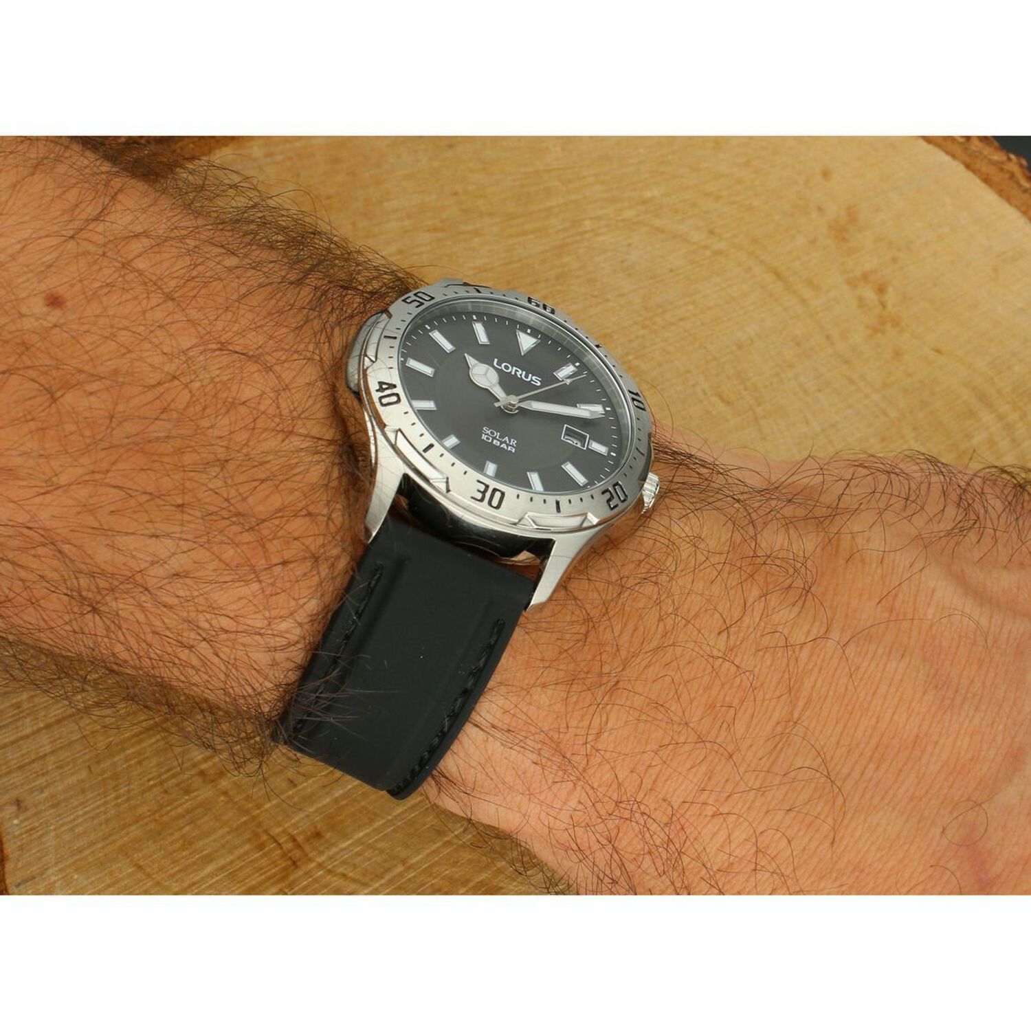 Elegancki zegarek Lorus RX399AX9 z napędem solarnym, czarną tarczą, stalową kopertą i paskiem. Wodoszczelność 100M, datownik i luminescencyjne indeksy – styl i technologia w jednym.1.jpg