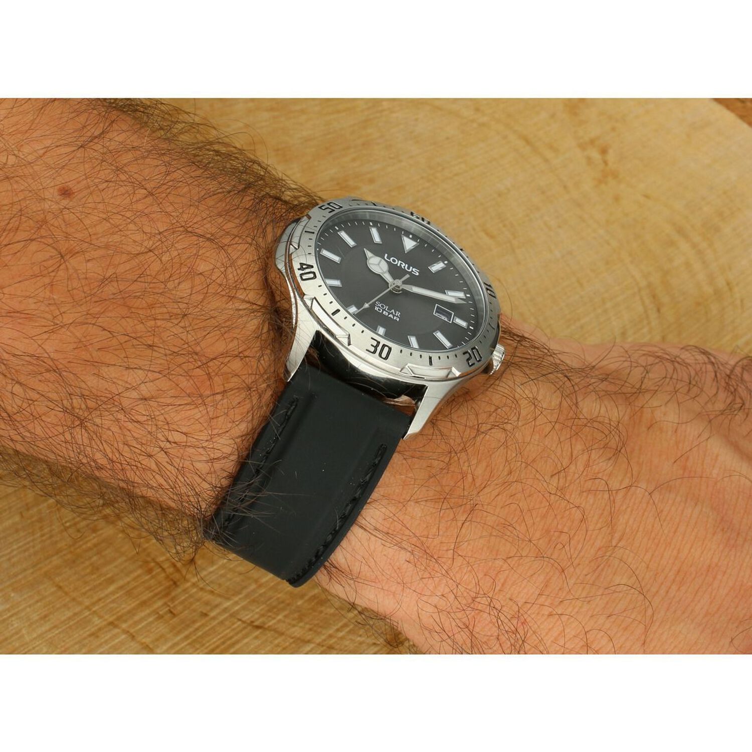 Elegancki zegarek Lorus RX399AX9 z napędem solarnym, czarną tarczą, stalową kopertą i paskiem. Wodoszczelność 100M, datownik i luminescencyjne indeksy – styl i technologia w jednym.1.jpg