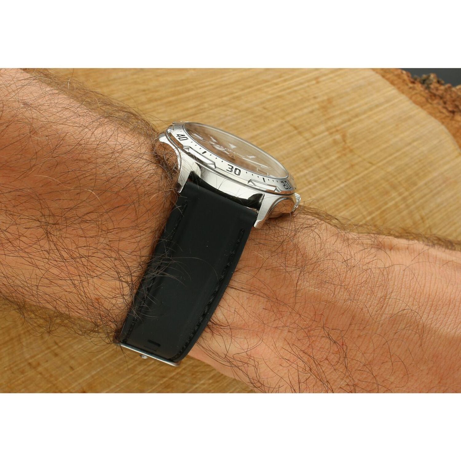 Elegancki zegarek Lorus RX399AX9 z napędem solarnym, czarną tarczą, stalową kopertą i paskiem. Wodoszczelność 100M, datownik i luminescencyjne indeksy – styl i technologia w jednym.1.jpg