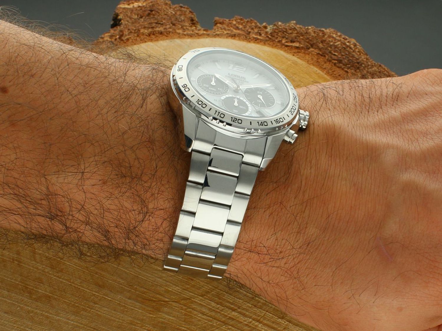 Zegarek męski Lorus RZ513AX9 – Solar Chronograph, zielona tarcza, stal 316L, 100m.jpg