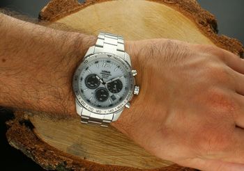 Poznaj zegarek męski Lorus RZ513AX9 z mechanizmem solarnym, chronografem i zieloną tarczą. Wysoka jakość stali 316L, szkło mineralne i wodoszczelność 100m – styl i ekologia w jednym (3).jpg