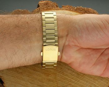 Elegancki zegarek męski Lorus RZ528AX9 z technologią Solar, pozłacaną kopertą ze stali 316L i wodoszczelnością 100M. Bez wymiany baterii, trwały i stylowy (1).jpg