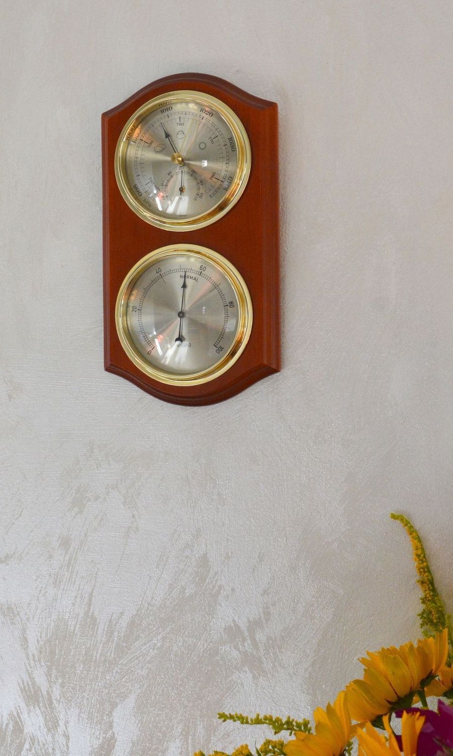 Drewniana stacja pogody Barometr Termometr Higrometr 'Drewno orzech' Robert. Mechanizm mieści się w wytrzymałej, baryłkowej obudowie z drewna w kolorze orzecha (1).JPG