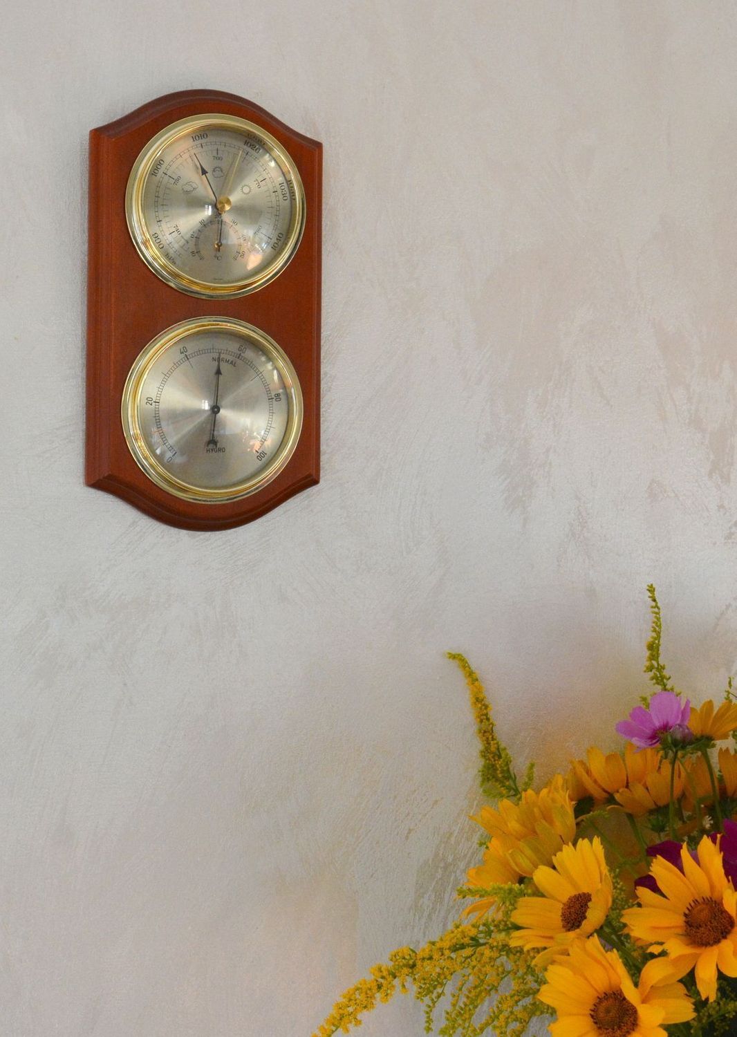 Drewniana stacja pogody Barometr Termometr Higrometr 'Drewno orzech' Robert. Mechanizm mieści się w wytrzymałej, baryłkowej obudowie z drewna w kolorze orzecha (1).JPG