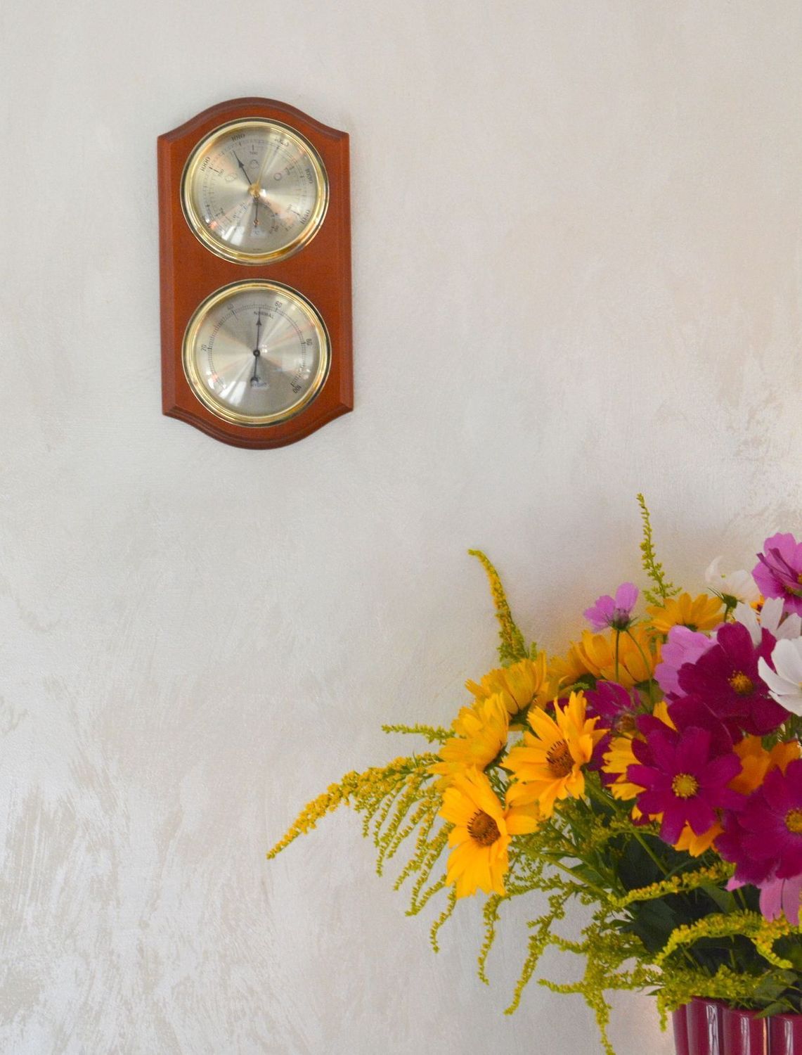 Drewniana stacja pogody Barometr Termometr Higrometr 'Drewno orzech' Robert. Mechanizm mieści się w wytrzymałej, baryłkowej obudowie z drewna w kolorze orzecha (1).JPG